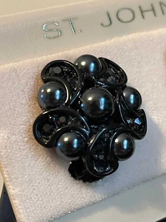 NWT Vintage St. John Black Faux Pearl & Rhinestone Cluster Clip-on Earrings - Picture 4 of 6